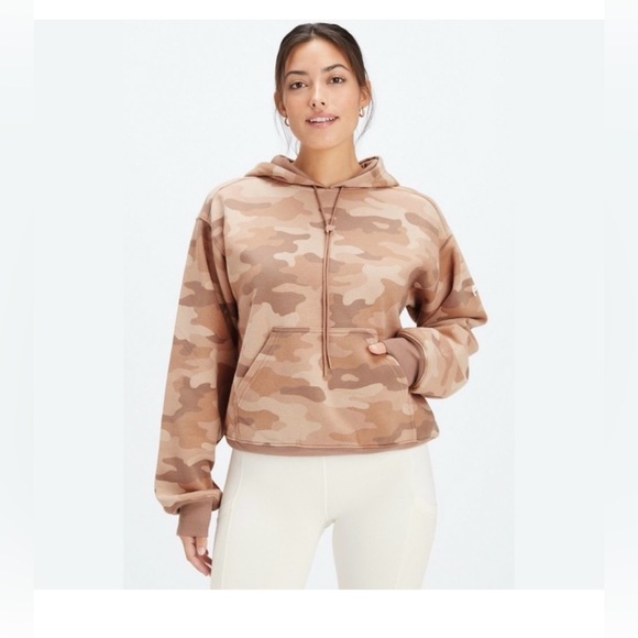 Fabletics outfit;White legging, high impact, regular length and camo hoodie (S) - Picture 5 of 8